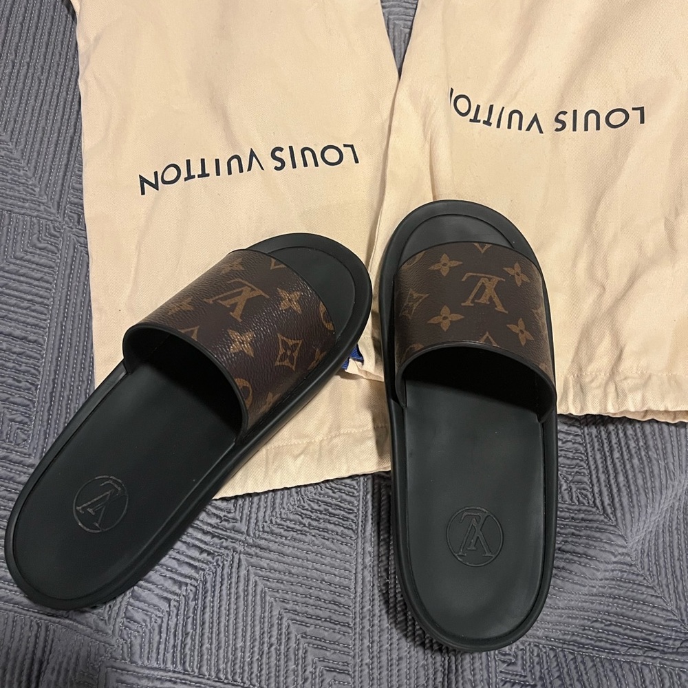 Louis Vuitton slides size 38